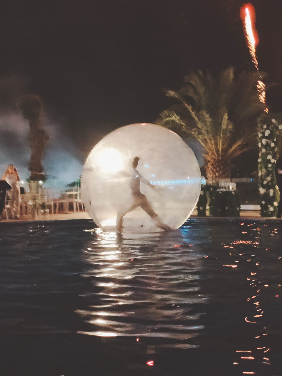 ballerina_sfera_piscina_acqua_spettacoli_artisti_03