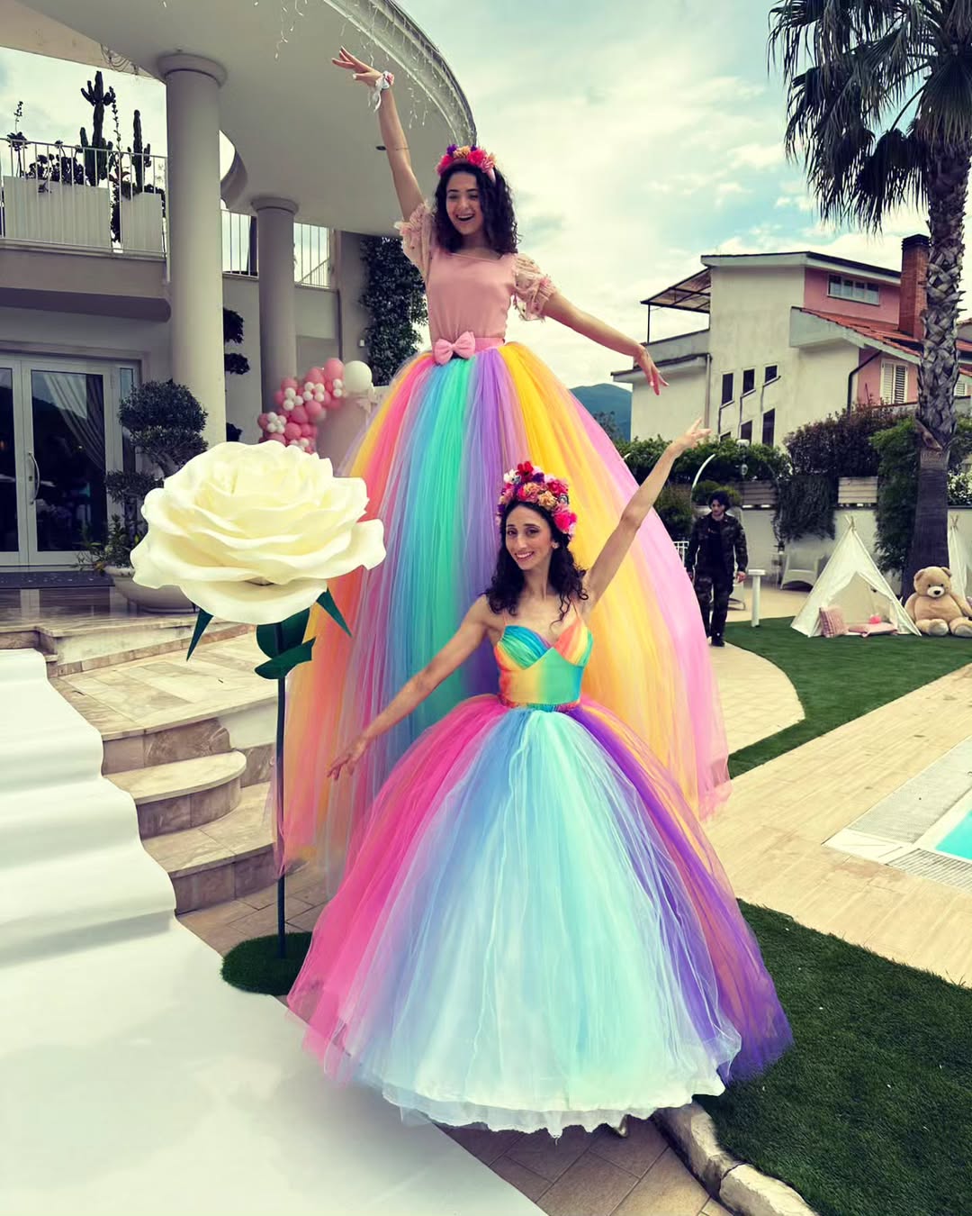 artisti_con_abiti_arcobaleno_0